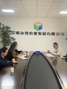 王董至新單位進行洽談